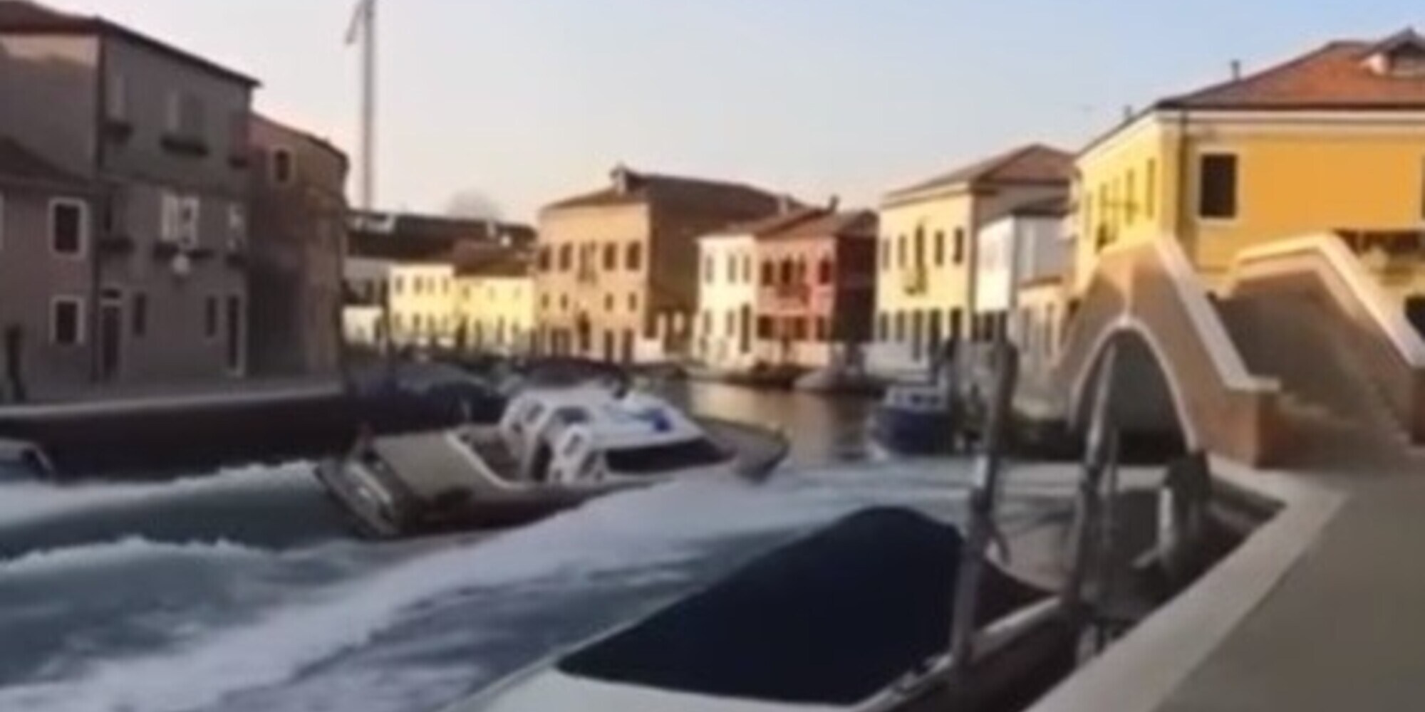 Venezia, l'inseguimento di barche tra i canali diventa virale