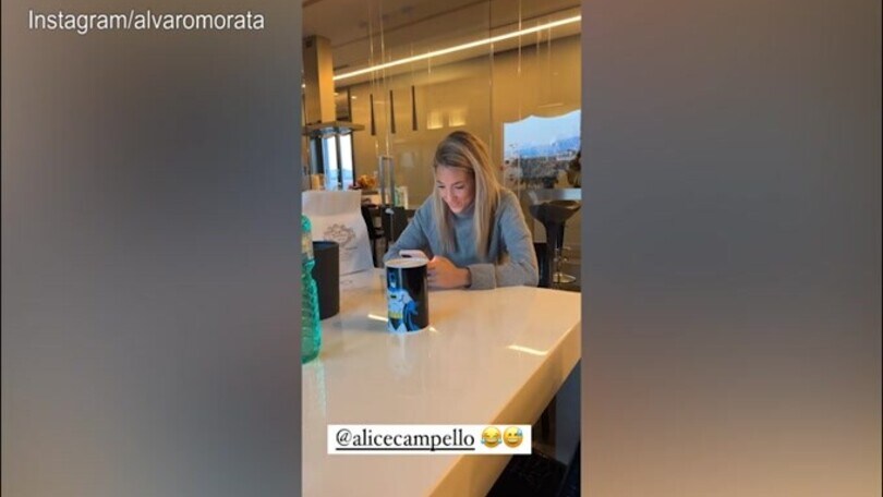 Alice, ma che fai? Che gestaccio ad Alvaro!