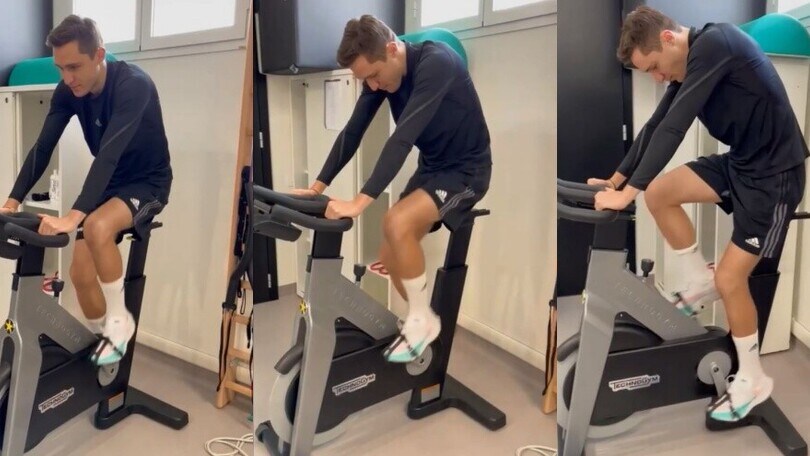 Juve, l'allenamento di Chiesa con la cyclette