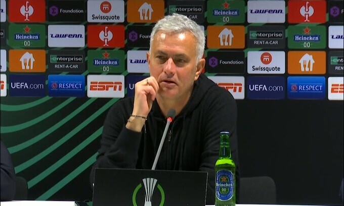 Mourinho: "La Roma non può essere criticata per l'atteggiamento"