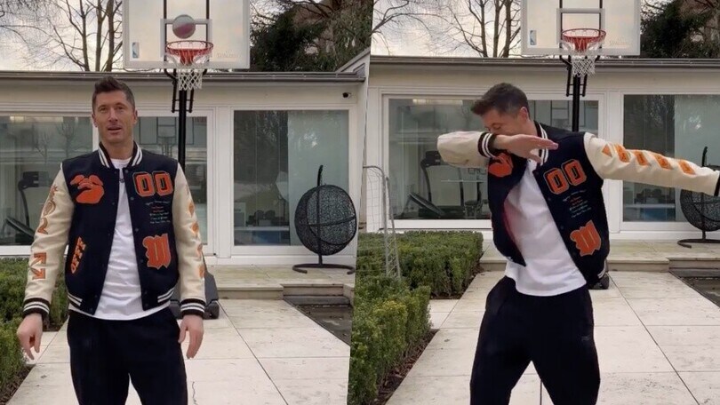 Lewandowski show: canestro no look e dab