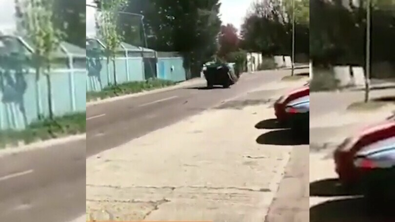 Tenta la derapata in retromarcia ma non va come si aspettava