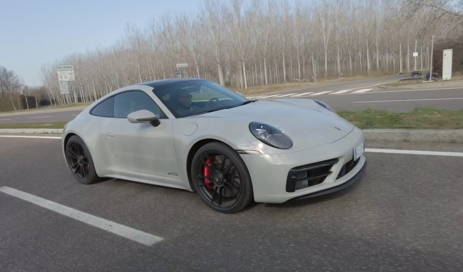 Porsche 911 Carrera 4 GTS, il test della sportiva tedesca