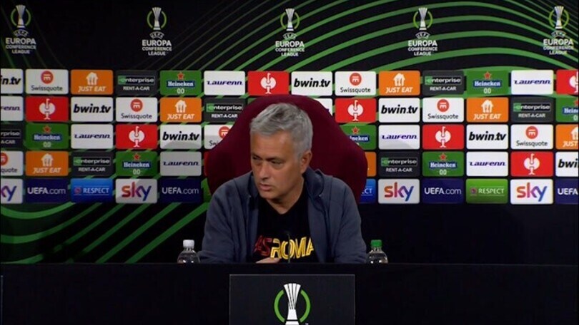A Mourinho suona..il cellulare in conferenza