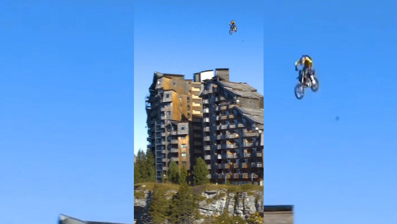Che paura! Un salto nel vuoto con la moto