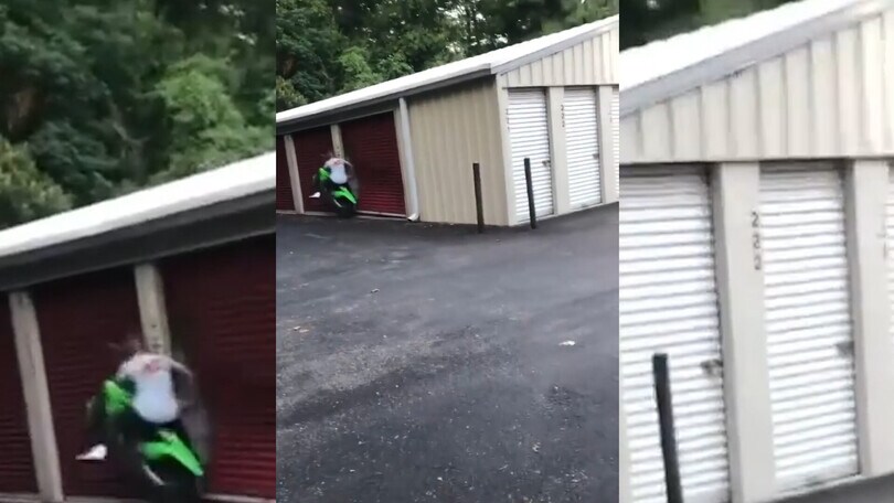 Che botto! Si schianta con la moto contro il garage