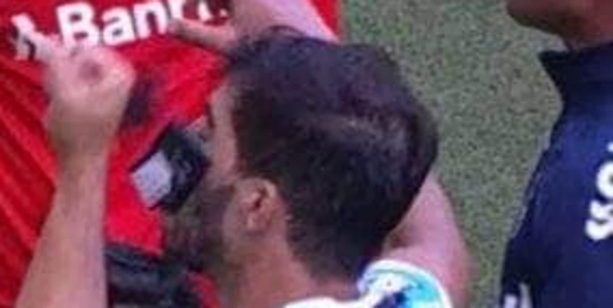 Brasile, giocatore colpito da un cellulare in Gremio-Porto Alegre!