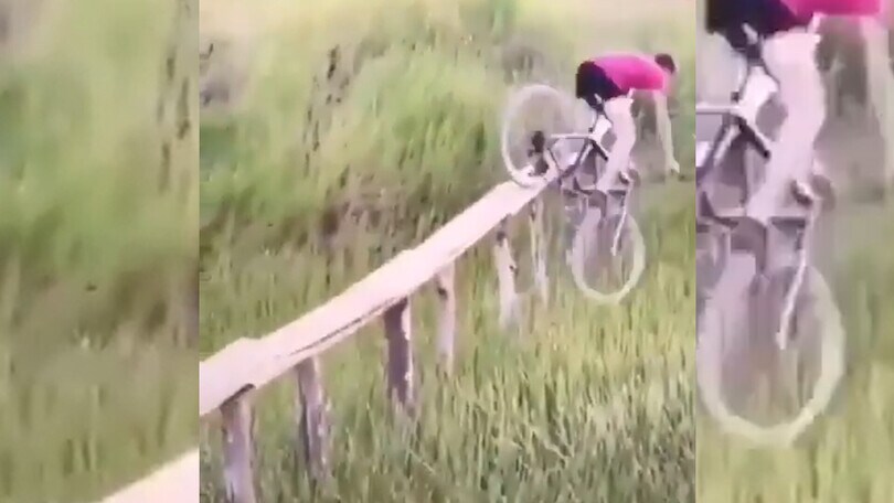 Fa l'equilibrista con la bici ma cade dal ponte