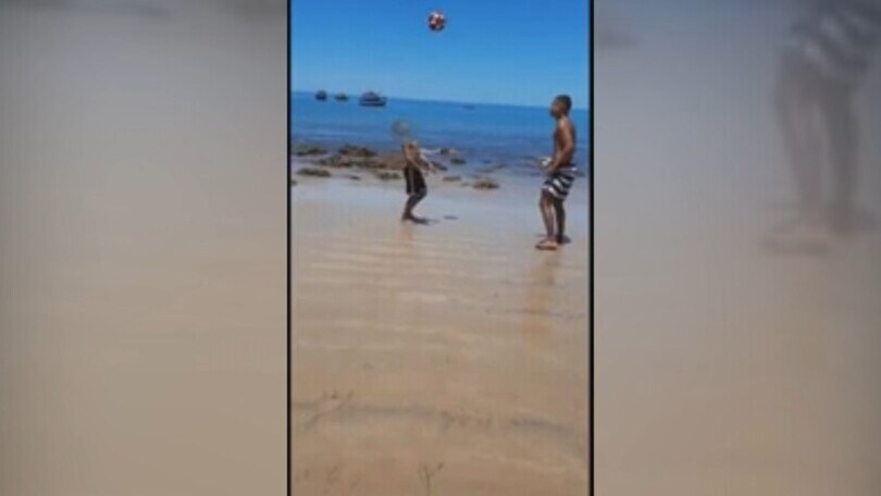 Bimbo brasiliano dà spettacolo sulla spiaggia