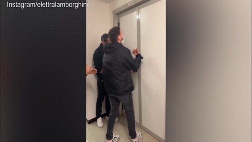 Porta bloccata, abito sexy: ecco la giornata di Elettra Lamborghini