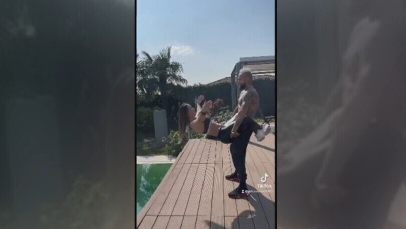 Vidal e fidanzata: allenamento e addominali da paura!