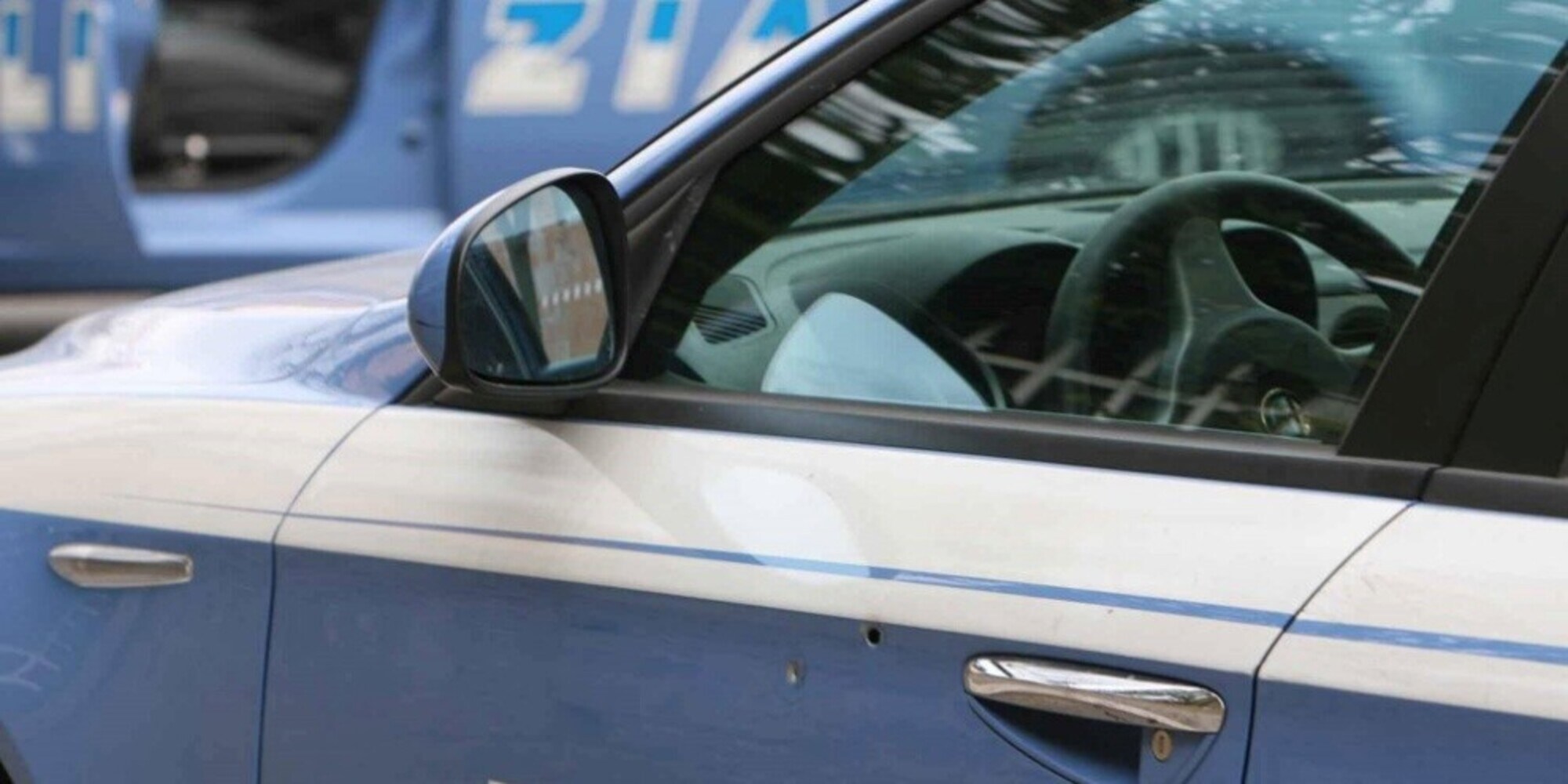 Milano, Polizia insegue l'auto di due giovani con una pistola: scatta l'arresto