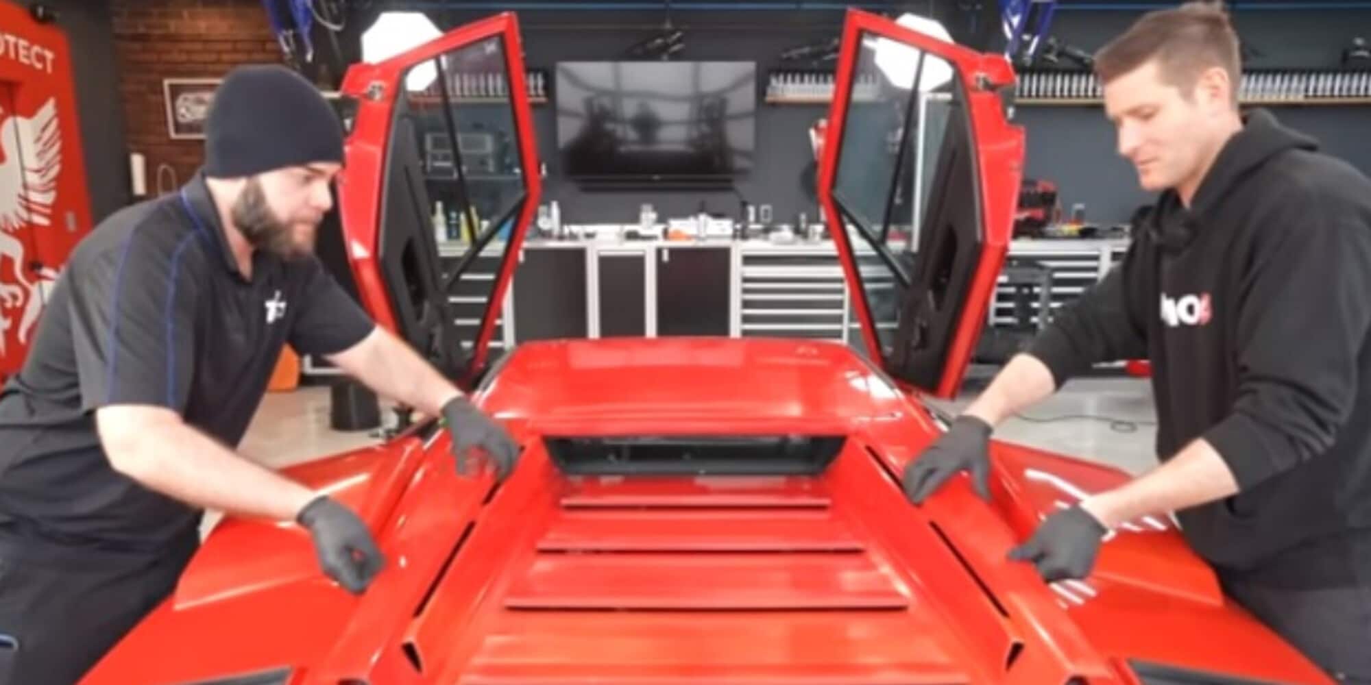 Lamborghini sporca e arrugginita da 20 anni: a salvarla ci pensa un'officina VIDEO