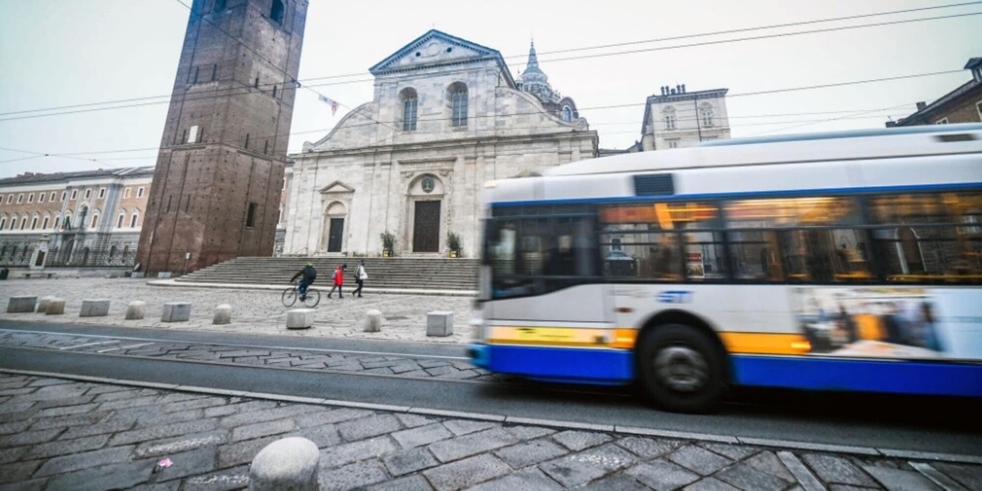 Torino, ferma il bus perché i passeggeri si lamentano: “C’è uno che puzza”