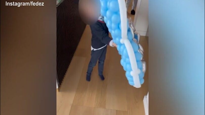 Fedez torna a casa, Leone confuso: "Buon compleanno papà"