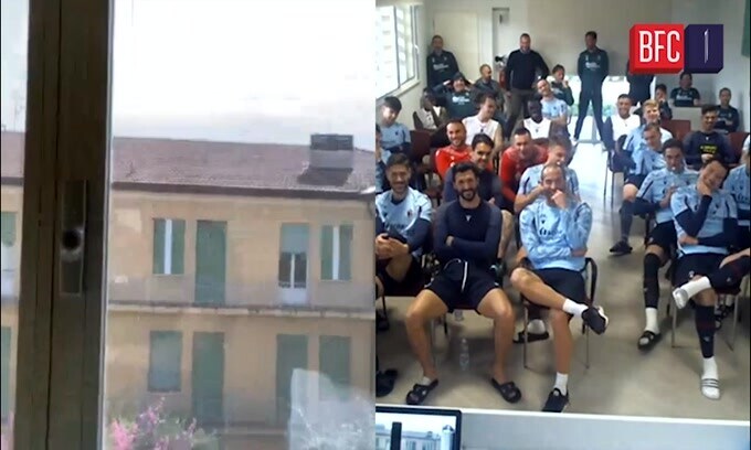 Bologna, Miha mostra la stanza alla squadra