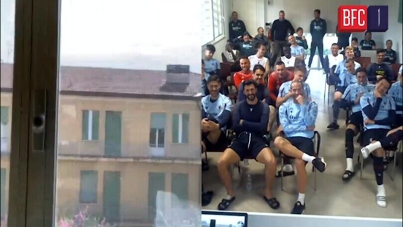 Bologna, Miha mostra la stanza alla squadra
