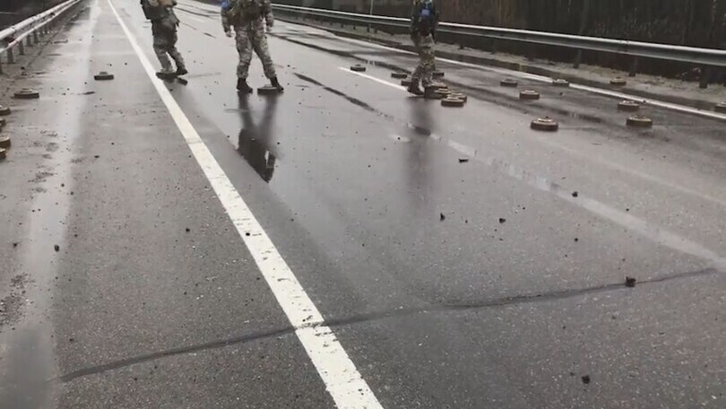Kiev, lo slalom dei militari e degli automobilisti ucraini tra le mine anti-tank