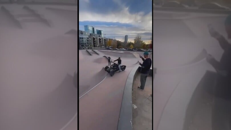 Perde il controllo della moto in uno skatepark