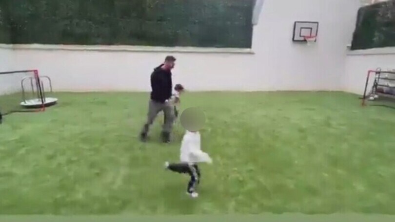 Messi gioca a calcio con i figli ma non fa sconti...
