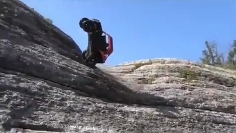 Dune buggy perde aderenza sulla roccia e finisce nel fiume