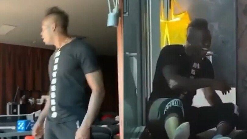 Balotelli lancia una ciabatta al fratello Enock ma...