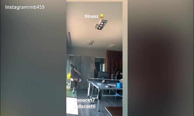 Balo, la battaglia delle ciabatte con Enock