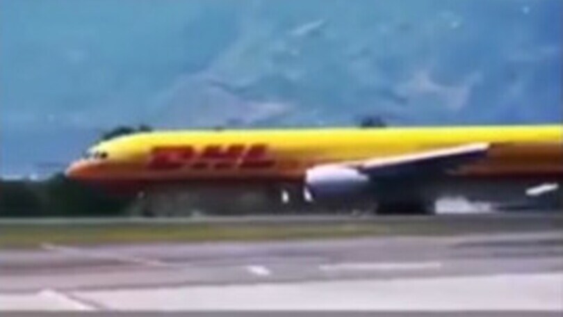 L'aereo si spezza in due durante la fase di atterraggio!