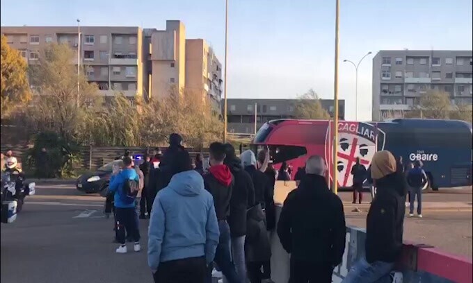 Cagliari-Juve, l’arrivo del pullman del Cagliari