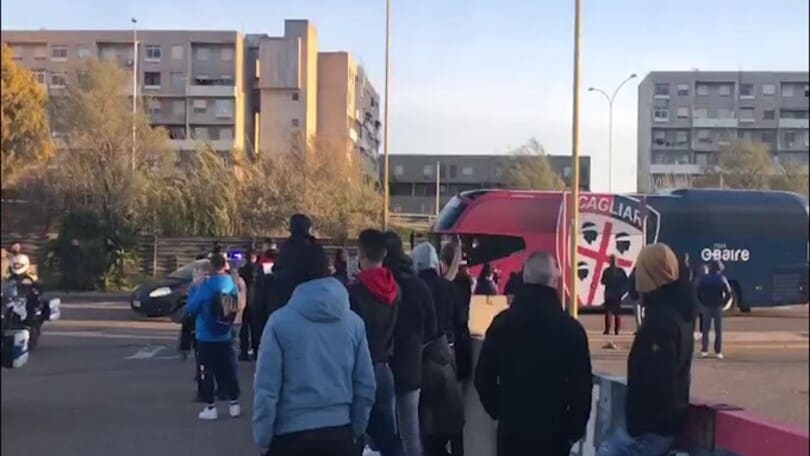 Cagliari-Juve, l’arrivo del pullman del Cagliari