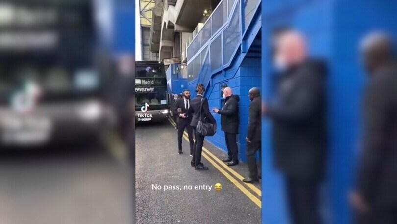 Benzema bloccato all'ingresso dello Stamford Bridge...