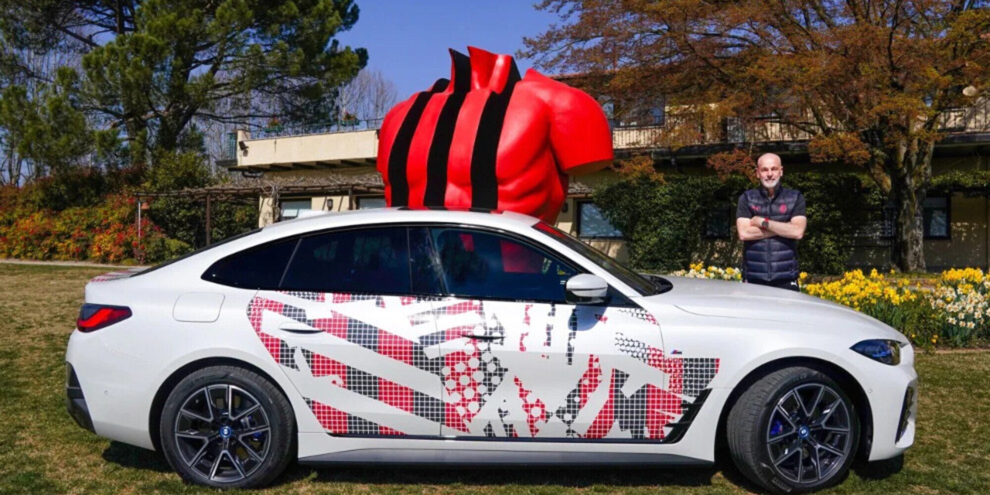 BMW e Milan, partnership rossonera! A Milanello spunta una i4 come la quarta maglia