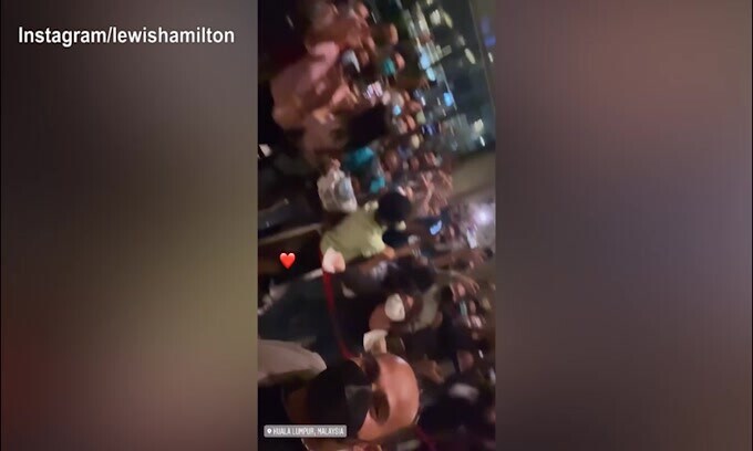 F1, selfie con i tifosi per Lewis Hamilton