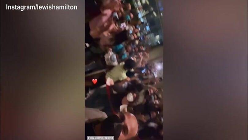 F1, selfie con i tifosi per Lewis Hamilton