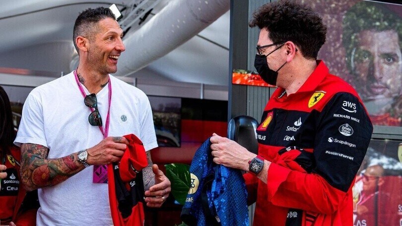 Materazzi al Gp d'Australia porta fortuna e regali: maglia dell'Inter per Binotto