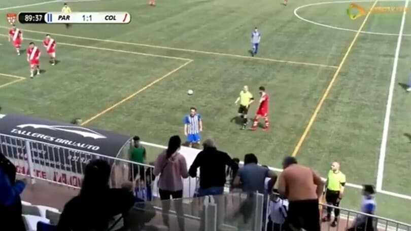Allenatore blocca azione da gol all’ultimo minuto