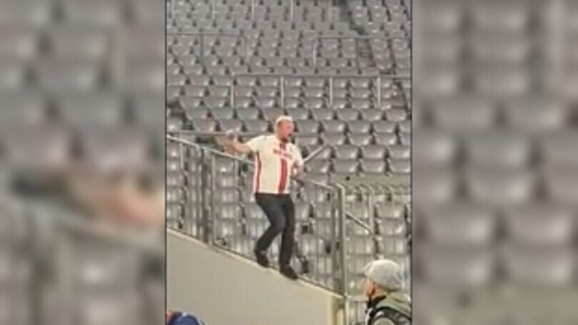 Il tifoso del Bayern ubriaco decide di fare invasione di campo ma...
