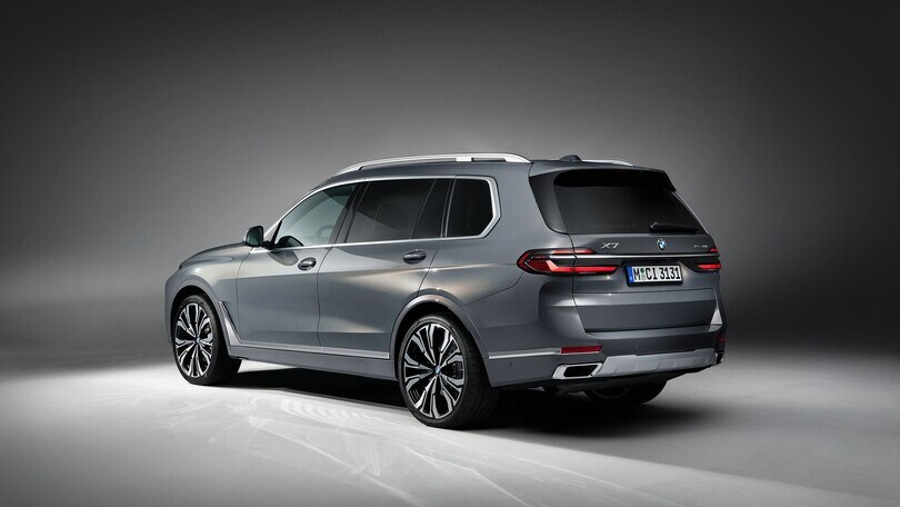 BMW X7, ecco le foto del restyling 2022
