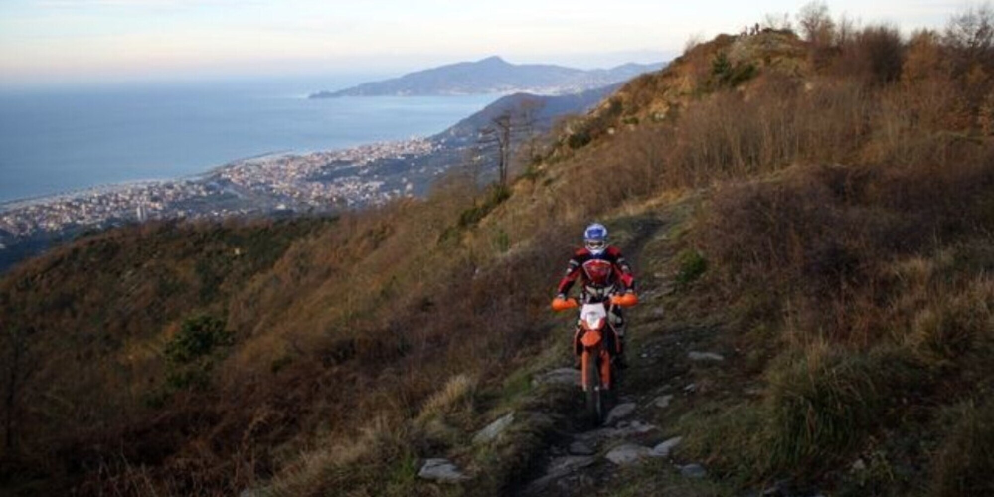 In moto sulla scogliera dell'Elba: il video sul web beccato dai Carabinieri