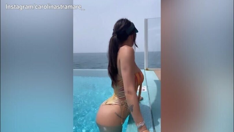 Carolina Stramare, Miss Italia sexy in piscina