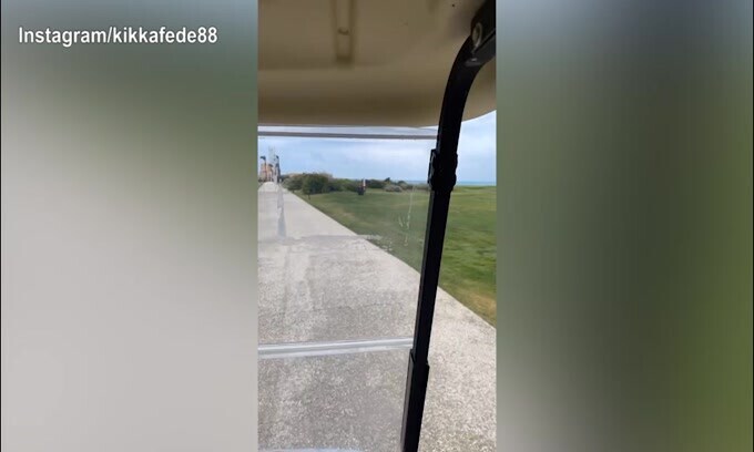 Federica Pellegrini alla guida della...Golf cart