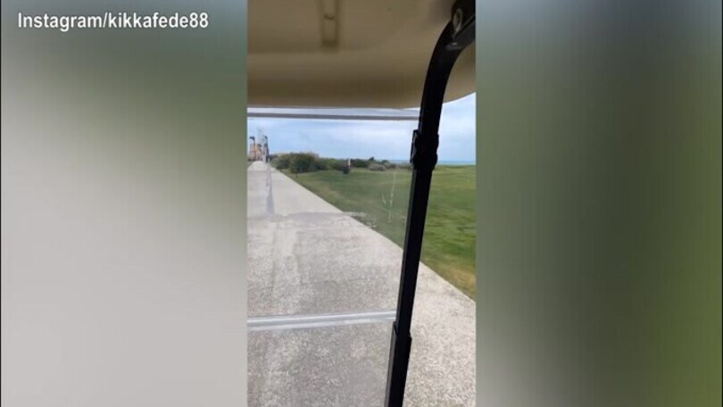 Federica Pellegrini alla guida della...Golf cart
