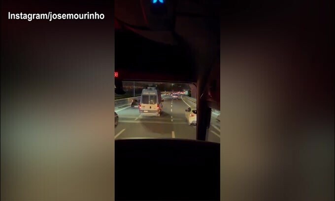 La Roma lascia Napoli, musica e buon umore sul pullman