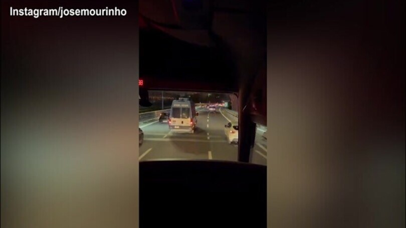 La Roma lascia Napoli, musica e buon umore sul pullman