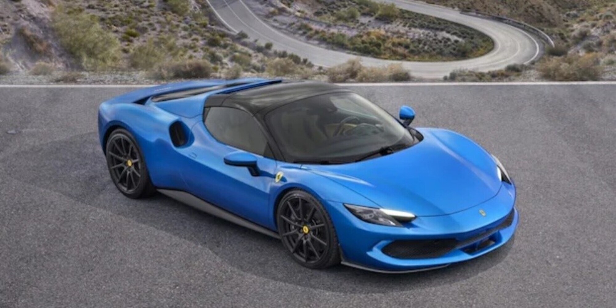 Ferrari 296 GTS, supercar ibrida per la guida en plein air