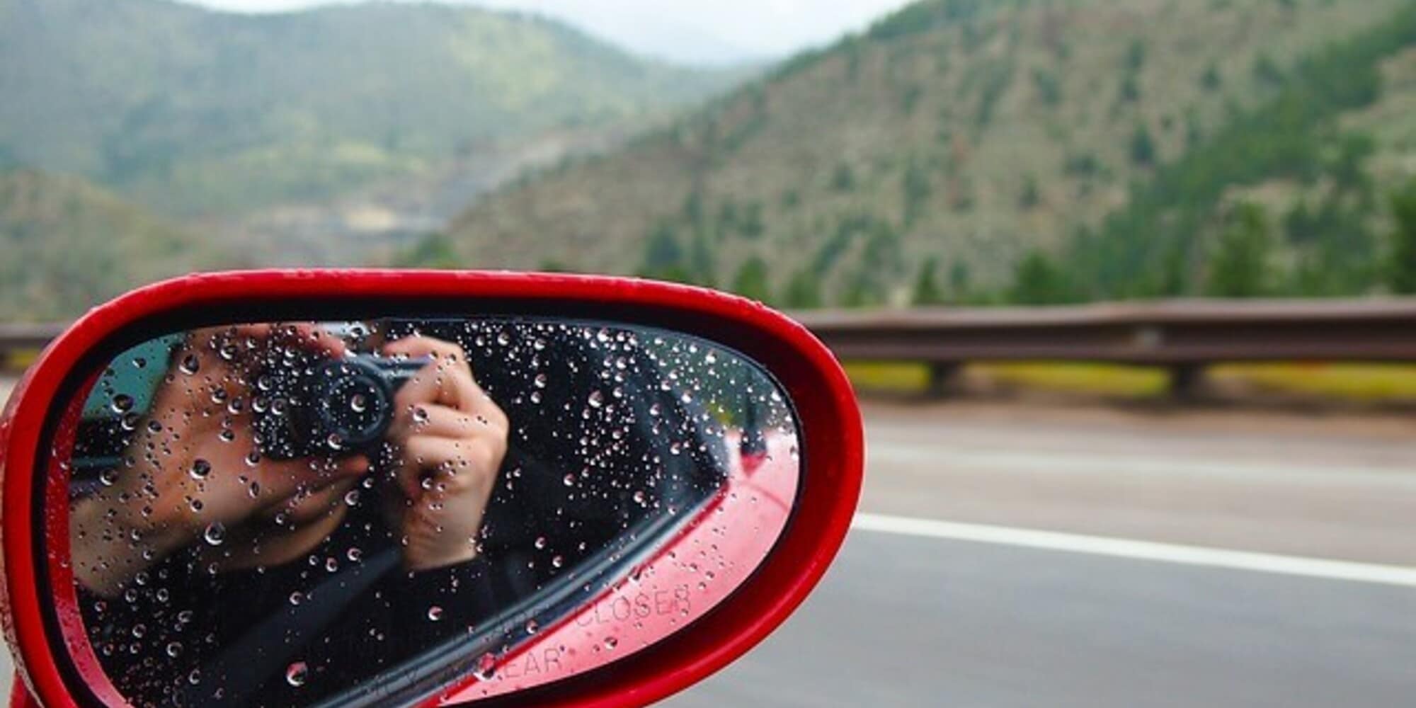 Rallentano per fotografare l'auto incendiata: multati per lo smartphone alla guida