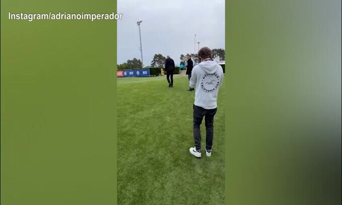 Inter, Adriano in visita ad Appiano. Inzaghi: "Vieni spesso a vederci"
