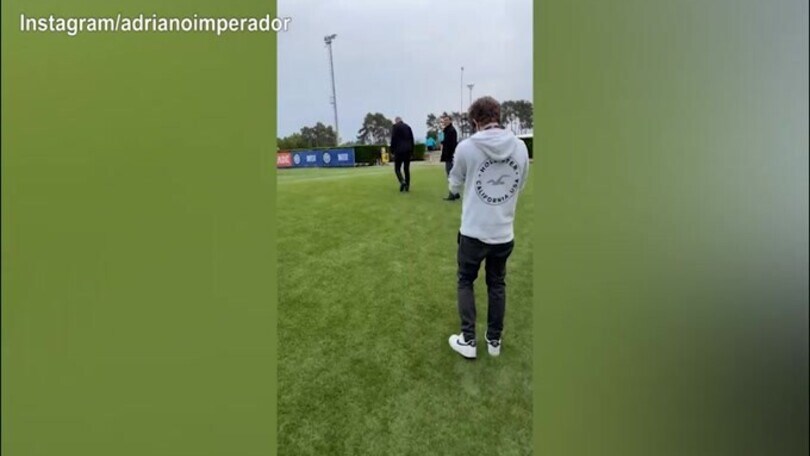 Inter, Adriano in visita ad Appiano. Inzaghi: "Vieni spesso a vederci"