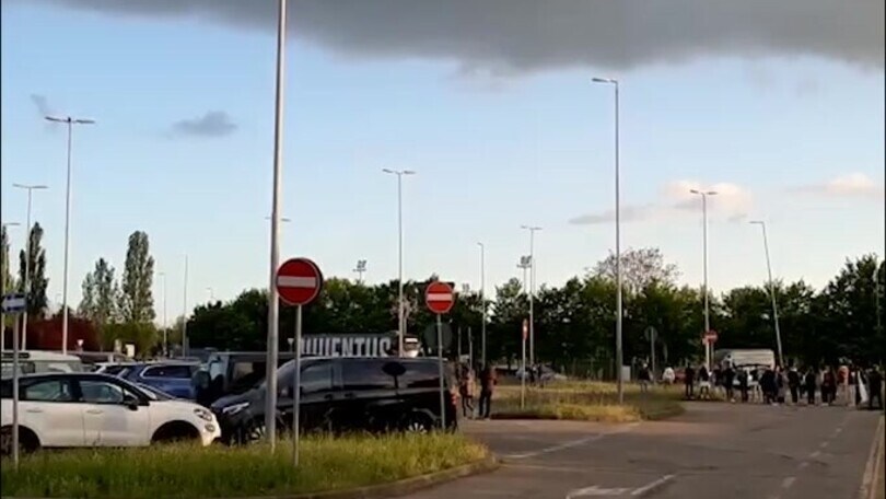 Sassuolo-Juve, l'arrivo del pullman bianconero