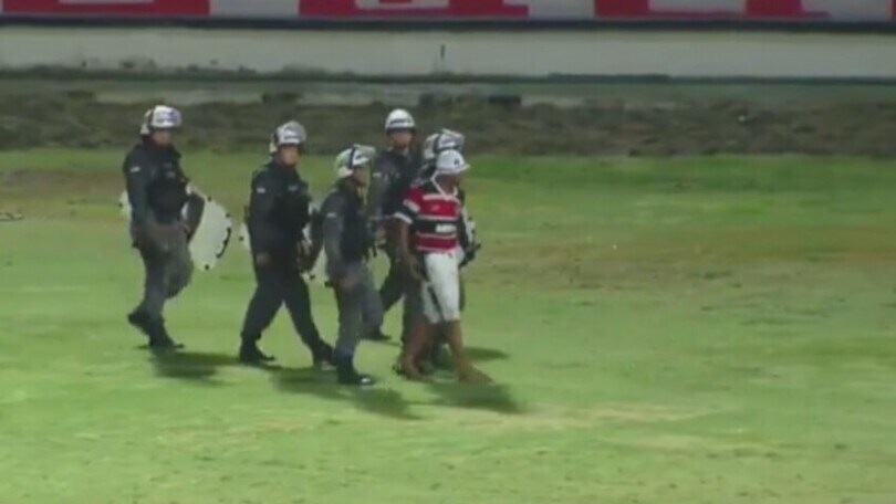 Invasione di campo a fine partita per mostrare al portiere come si para...